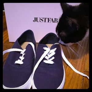 Casual navy blue sneakers
